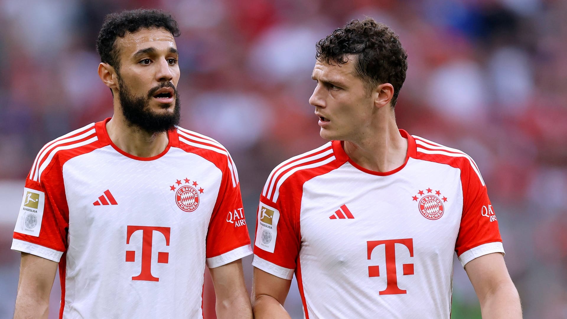 Noussair Mazraoui (l.) und Benjamin Pavard: Der Marokkaner könnte den Verein schon bald wieder verlassen.