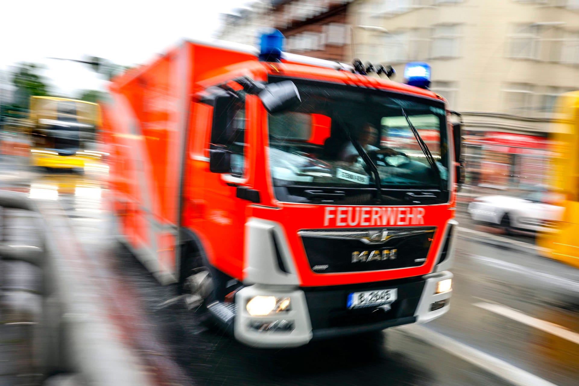 Berliner Feuerwehr im Einsatz (Symbolfoto): Ein Hochhausbewohner musste gerettet werden.