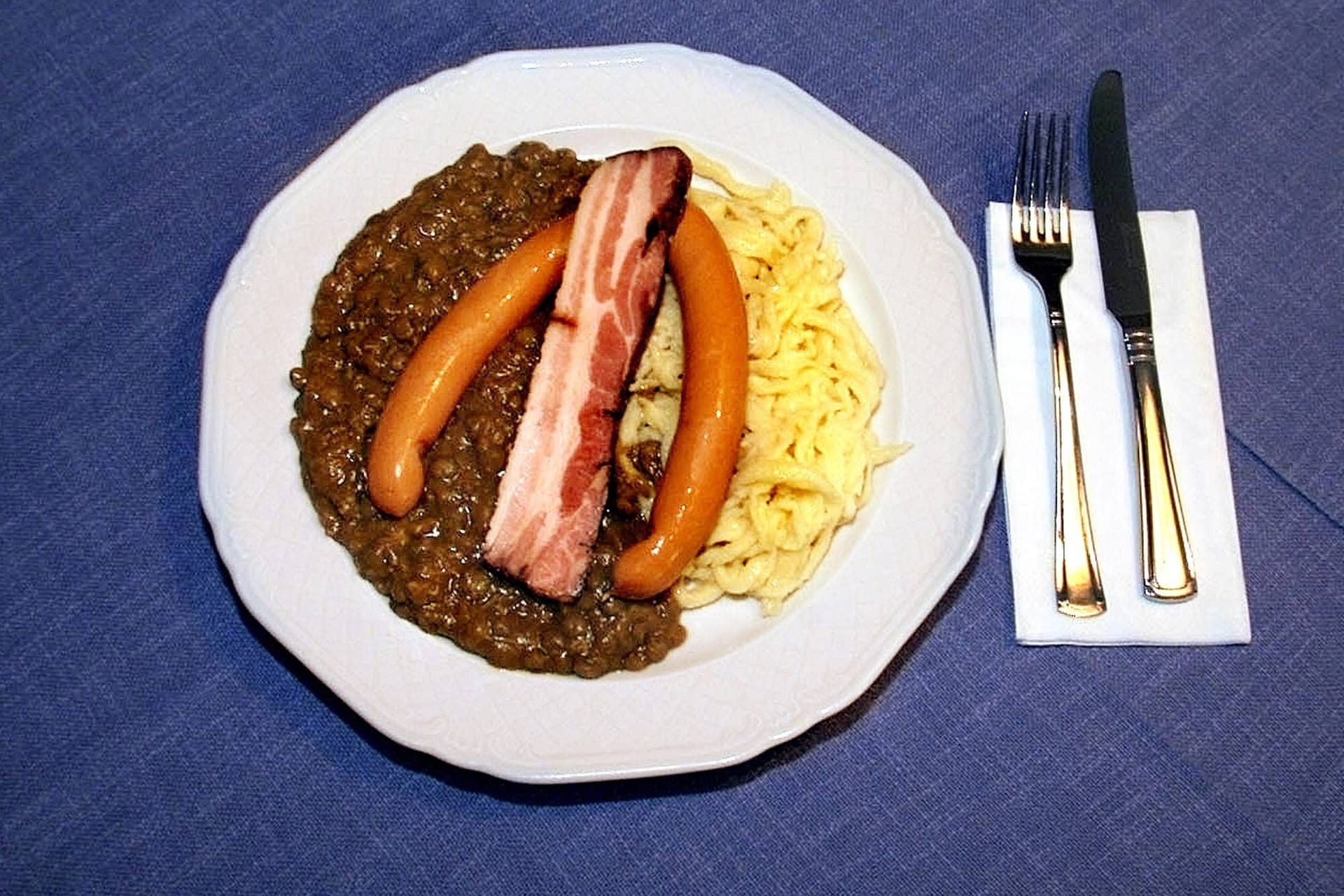 Linsen mit Spätzle, Speck und Saitenwurst (Archiv): Der Klassiker unter den baden-württembergischen Mahlzeiten.