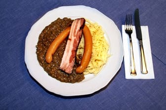 Linsengericht mit Wiener Würstchen, Speck und Spätzle