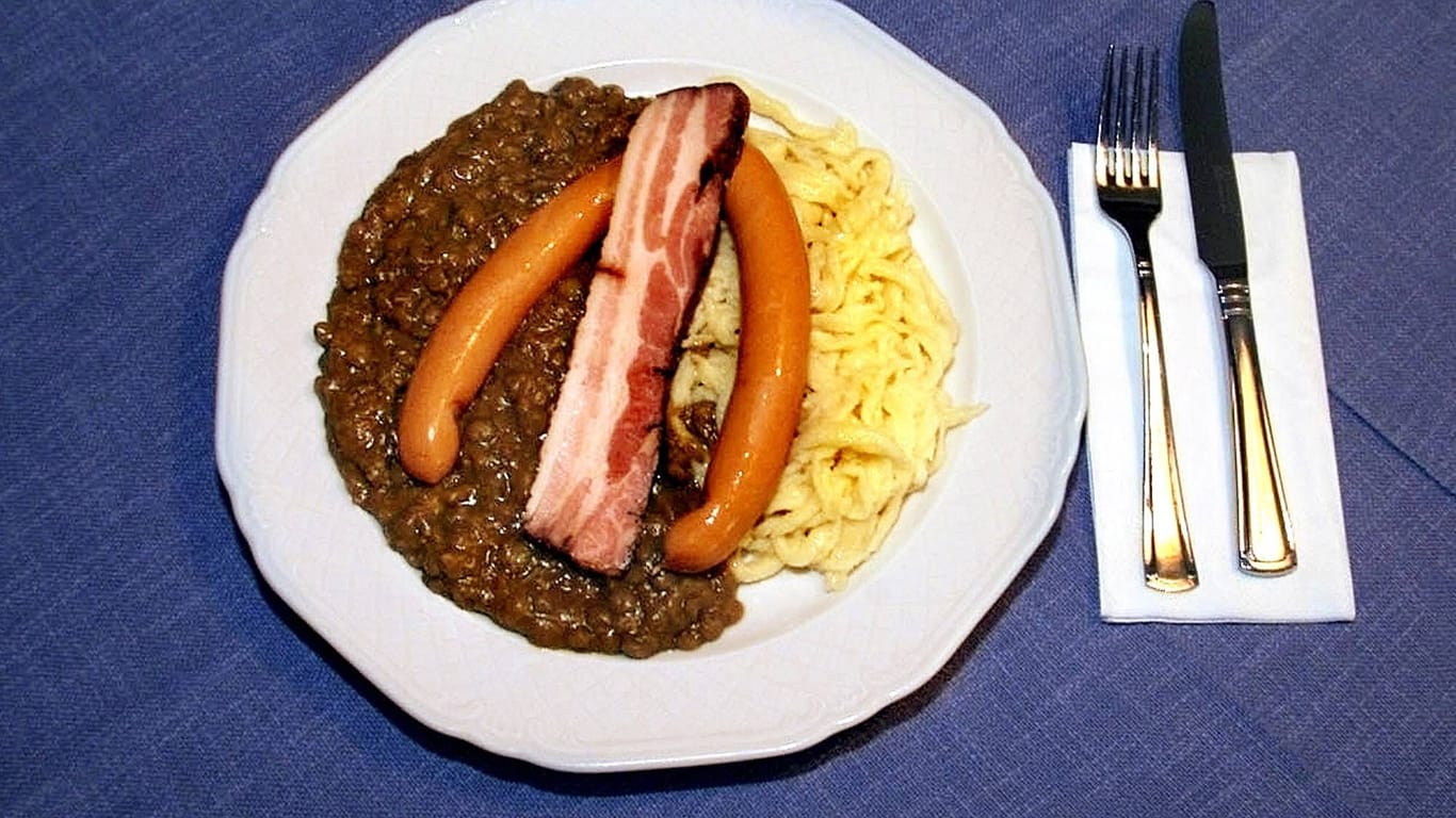 Linsengericht mit Wiener Würstchen, Speck und Spätzle