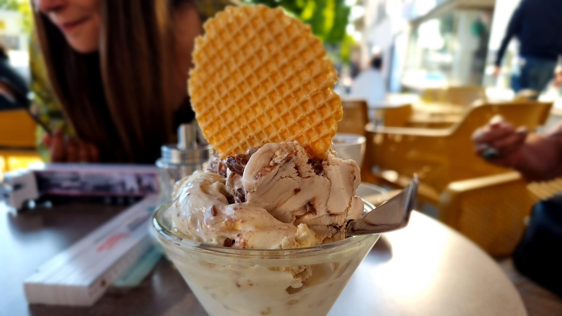 Ein Becher Süßes: Die Sorten "Käsekuchen", "Twix" und "Kinder Bueno" in einem Glas.