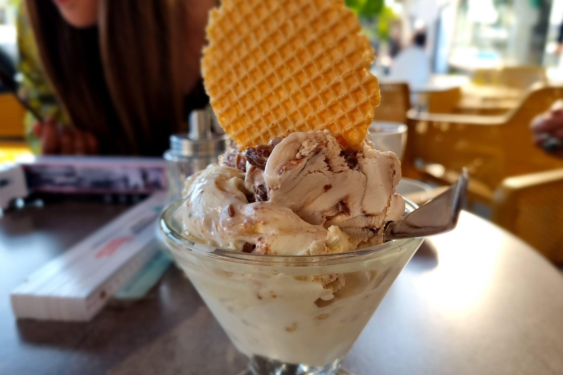 Ein Becher Süßes: Die Sorten "Käsekuchen", "Twix" und "Kinder Bueno" in einem Glas.