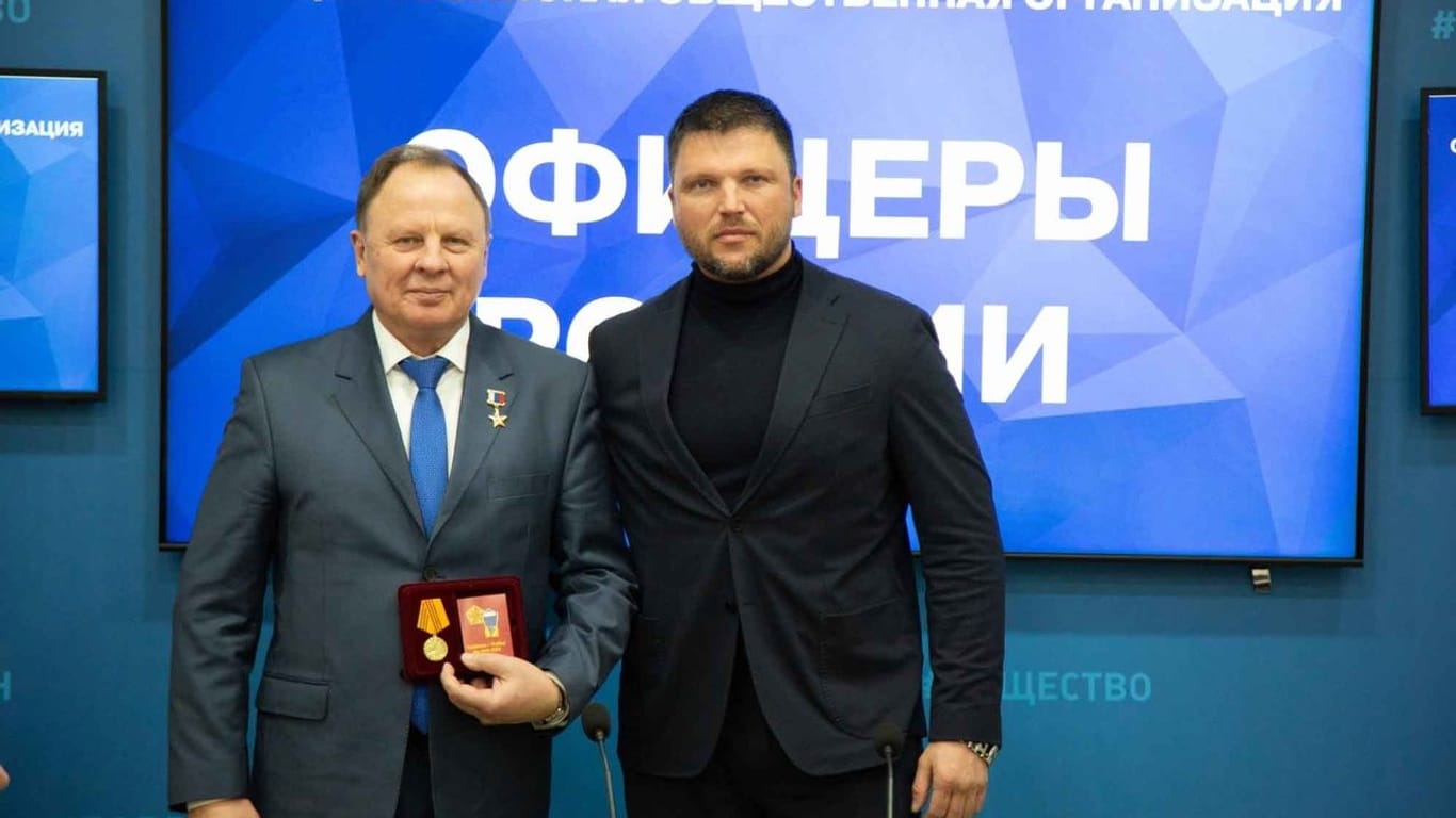Gedenkmedaille der NVA: Der Leiter der "Offiziere Russlands", Sergej Lipowoi, bekommt von Oleg Eremenko, Verbindungsmann zu den Deutschen, die Auszeichnung. Vergeben wurden auch Medaillen des einstigen Stasi-Wachregiments.