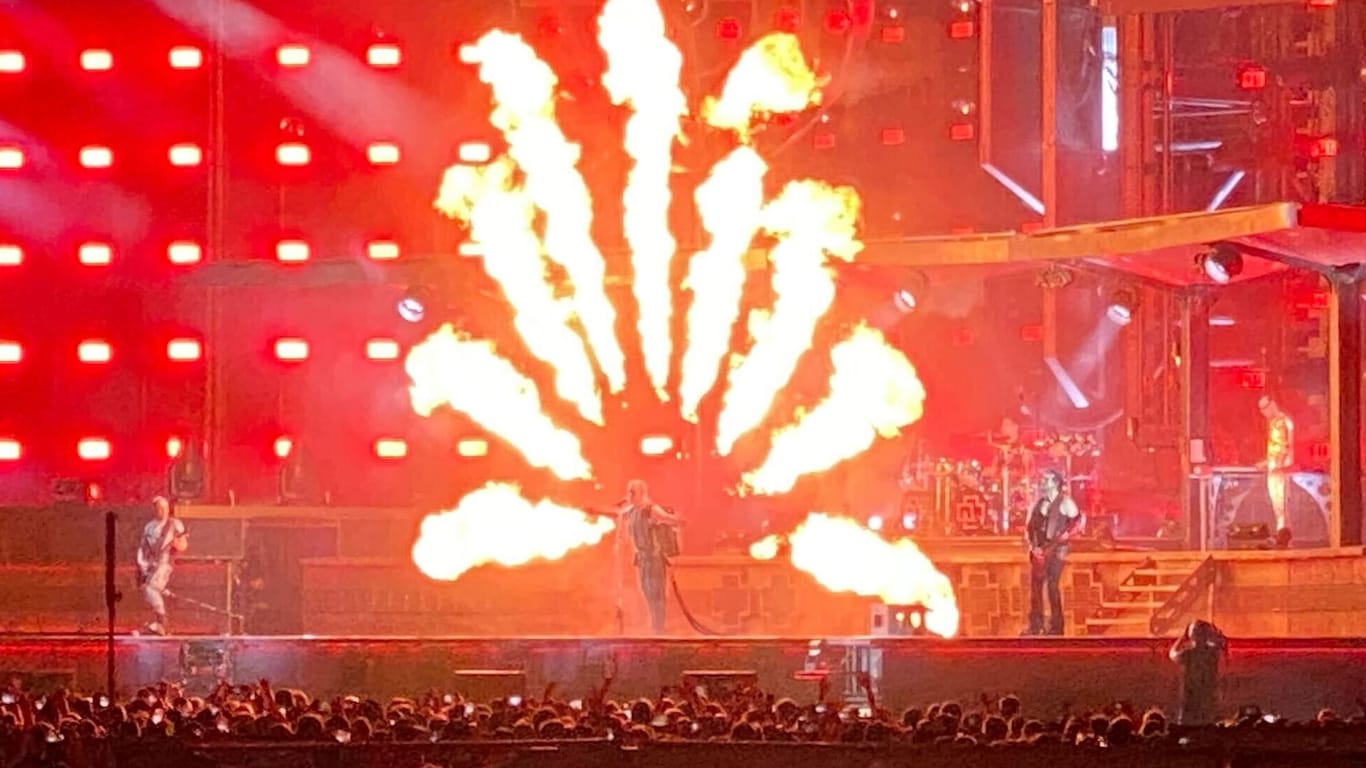 Lindemann mit Hydra-Flammenwerfer in München.