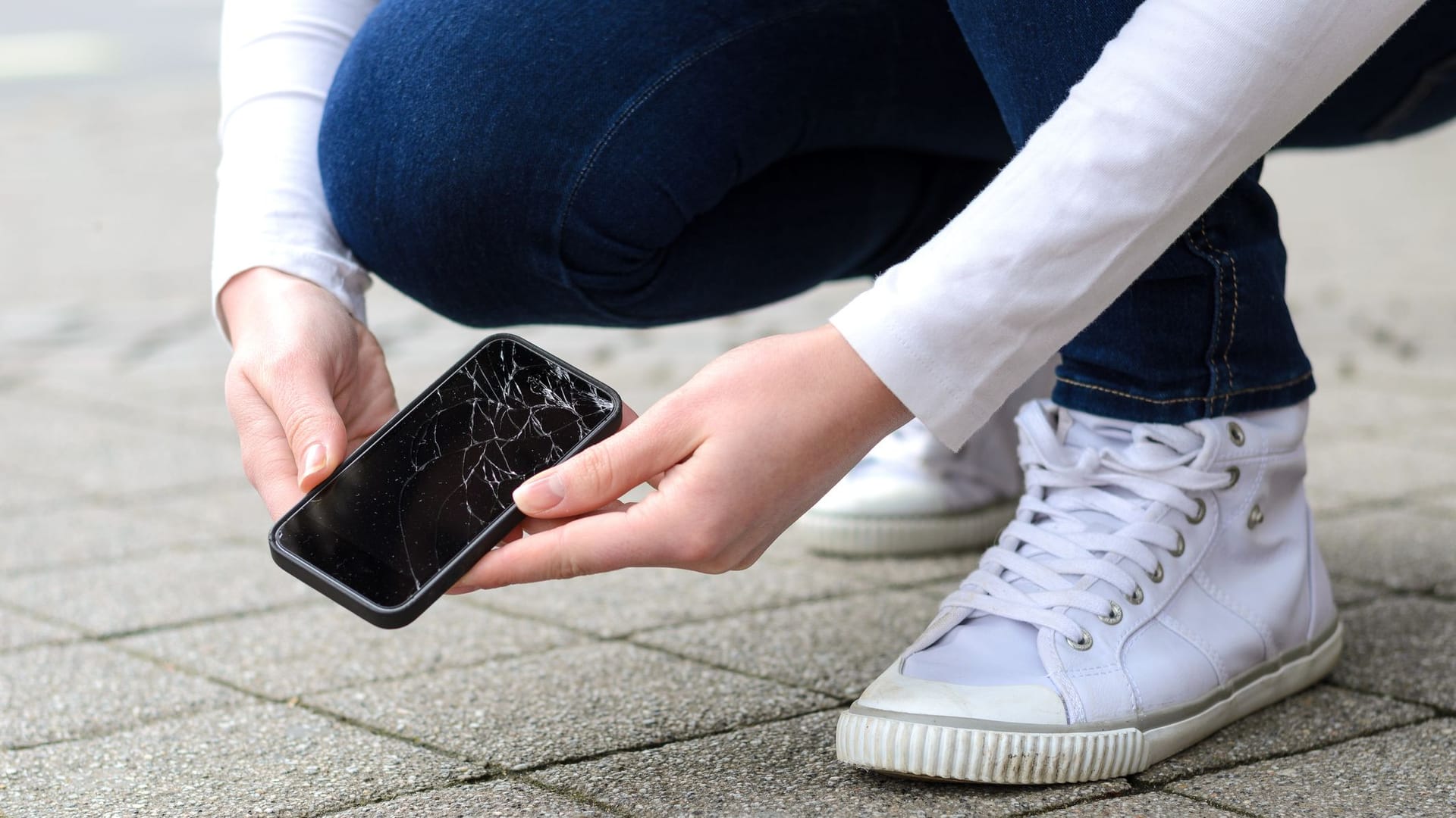 Smartphone mit zersplittertem Display (Symbolbild): Beschädigen Sie Wertgegenstände von Dritten, kann Ihre Haftpflichtversicherung einspringen.