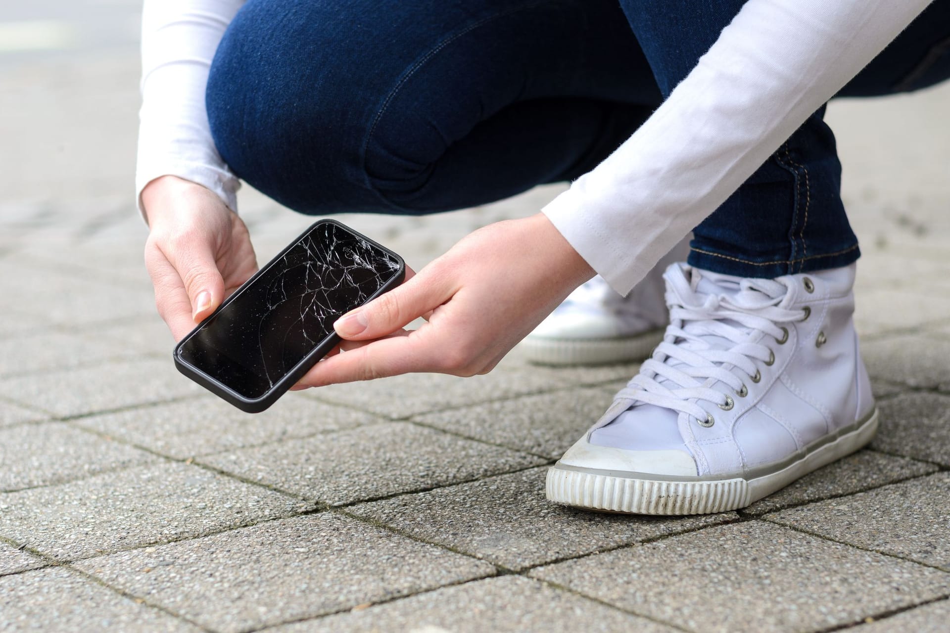 Smartphone mit zersplittertem Display (Symbolbild): Beschädigen Sie Wertgegenstände von Dritten, kann Ihre Haftpflichtversicherung einspringen.