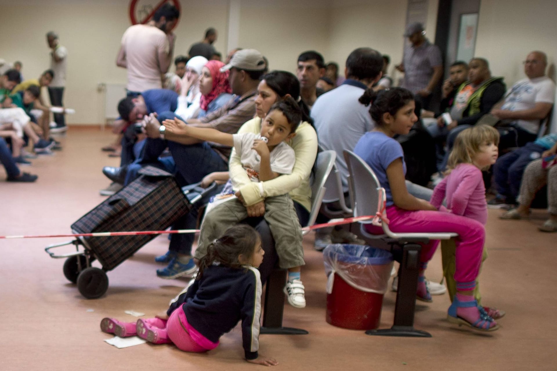 Wenn Flüchtlinge in Aufnahmeeinrichtungen wie hier in Berlin ankommen, werden sie auf Kreise und Kommunen verteilt.