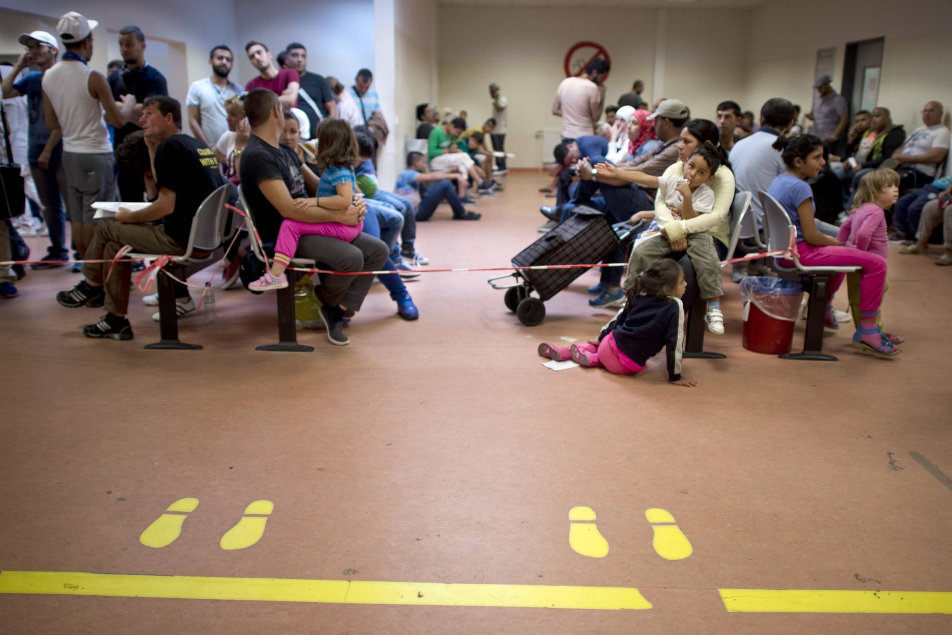 Wenn Flüchtlinge in Aufnahmeeinrichtungen wie hier in Berlin ankommen, werden sie auf Kreise und Kommunen verteilt.