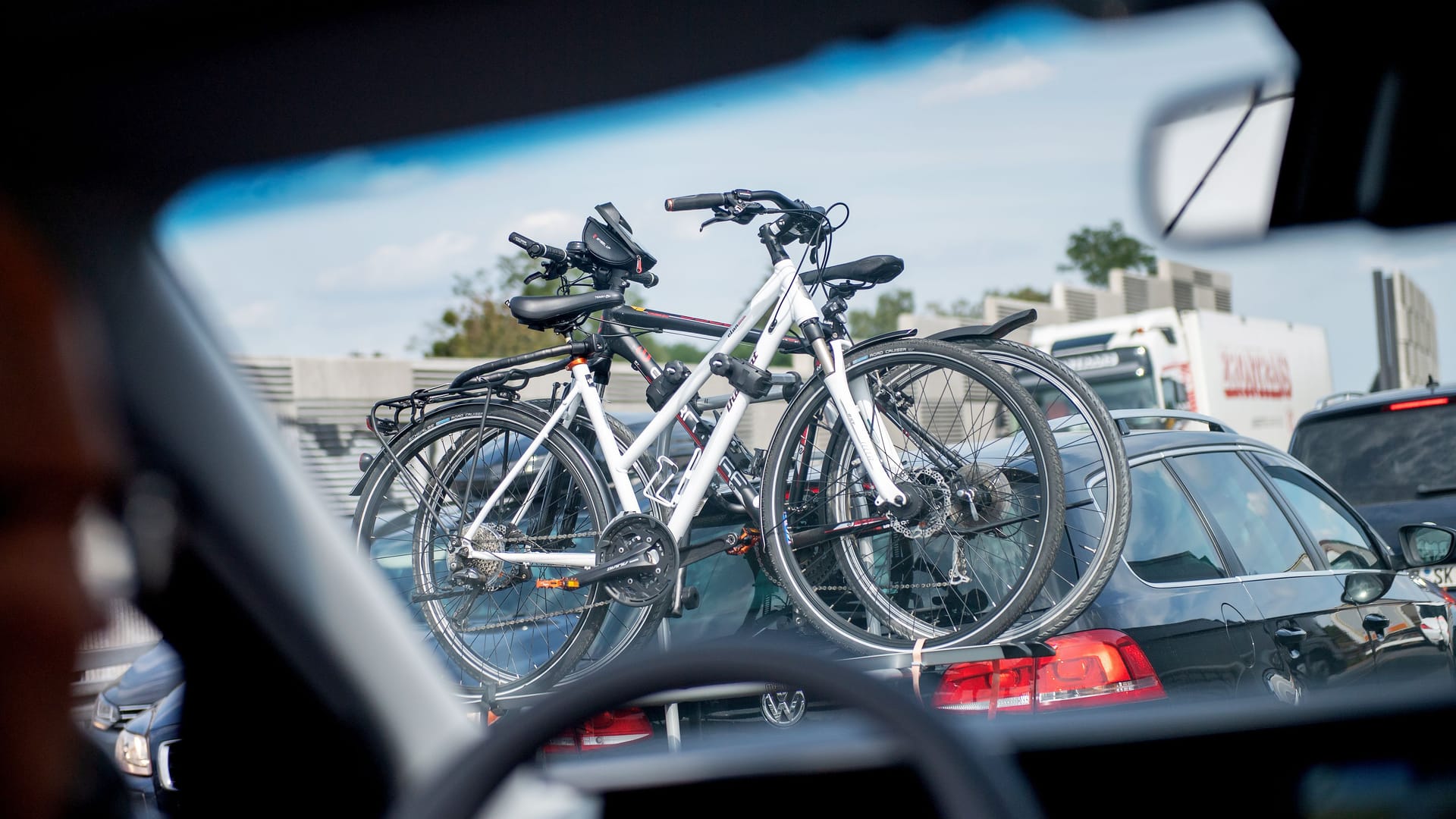 "Nicht empfehlenswert": Im Test beschädigte ein Fahrradträger die Stoßstange des Autos. Außerdem fielen beide getesteten Fahrräder zu Boden.