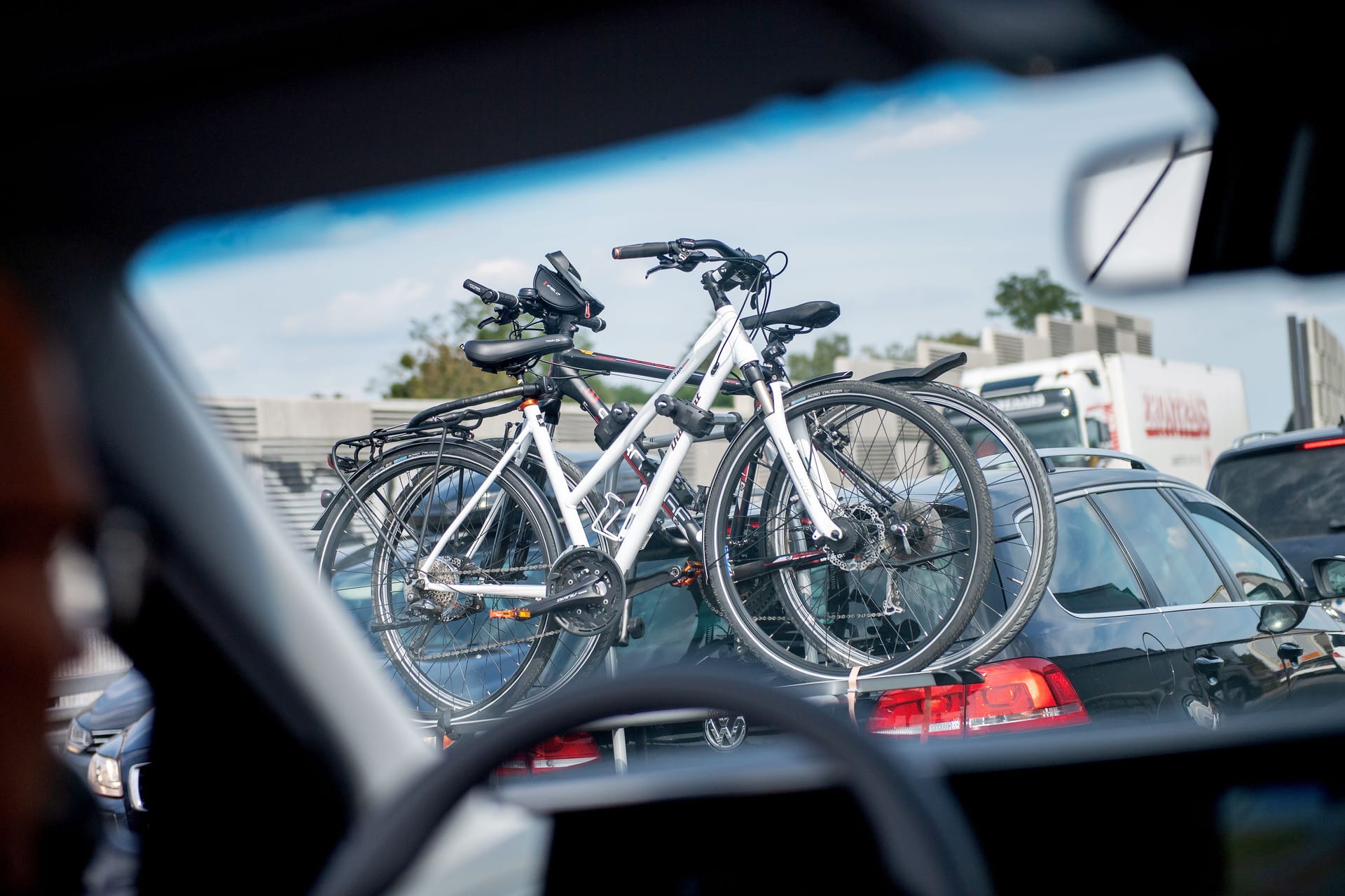 "Nicht empfehlenswert": Im Test beschädigte ein Fahrradträger die Stoßstange des Autos. Außerdem fielen beide getesteten Fahrräder zu Boden.