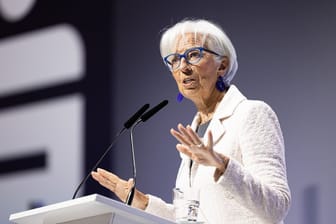 Christine Lagarde, Präsidentin der Europäischen Zentralbank (EZB): Ökonomen glauben, dass die EZB weitere Korrekturen vornehmen wird.