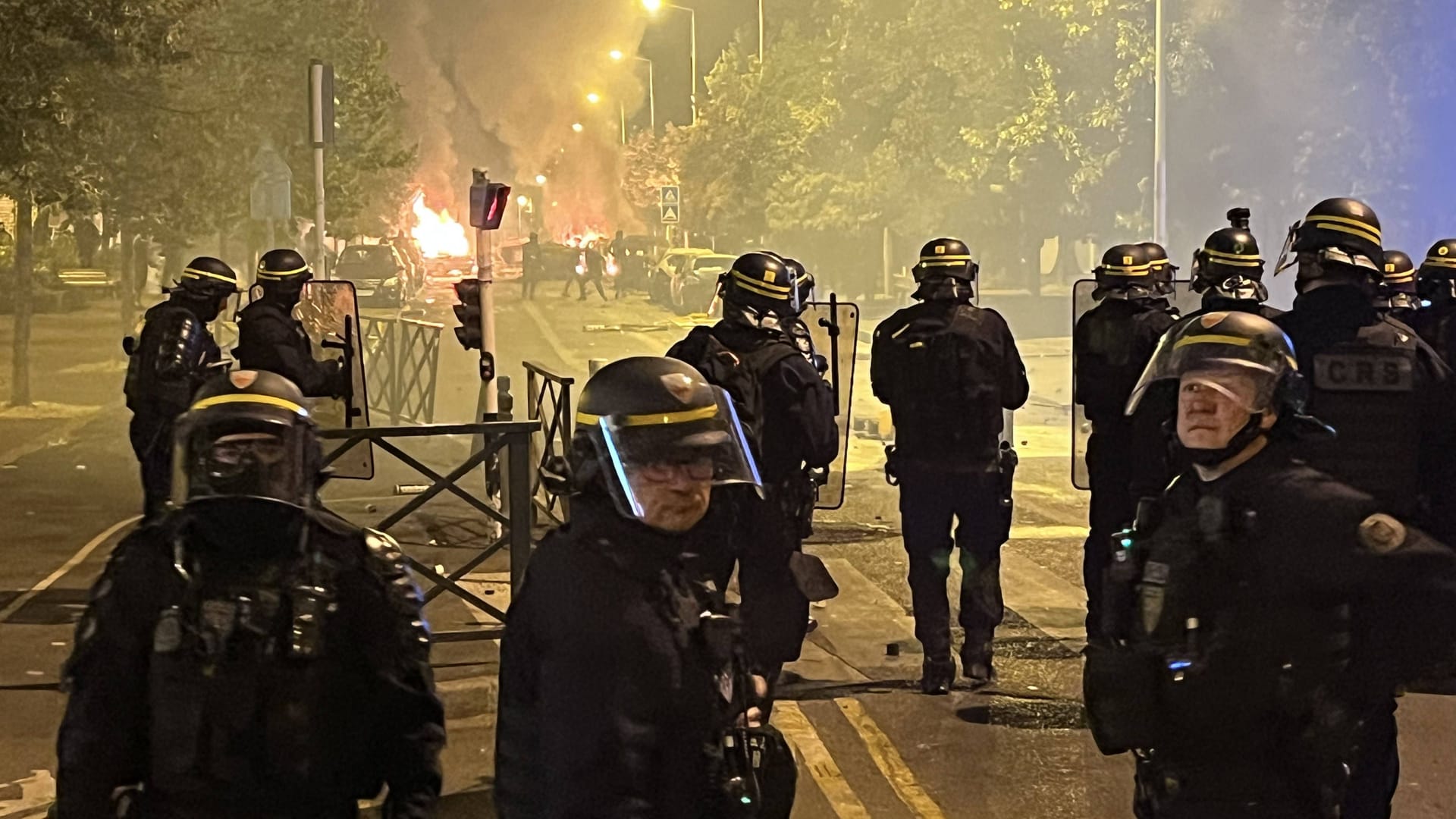 Pariser Polizisten im Vorort Nanterre am Mittwochabend: Hier erschoss ein Beamter am Dienstag einen Minderjährigen.