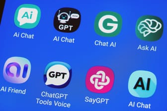 Die Logos verschiedener ChatGPT-Apps für Künstliche Intelligenz (KI) auf dem Bildschirm eines Smartphones: Viele Teilnehmer einer Umfrage befürchten, dass KI Arbeitsplätze vernichten könnte.
