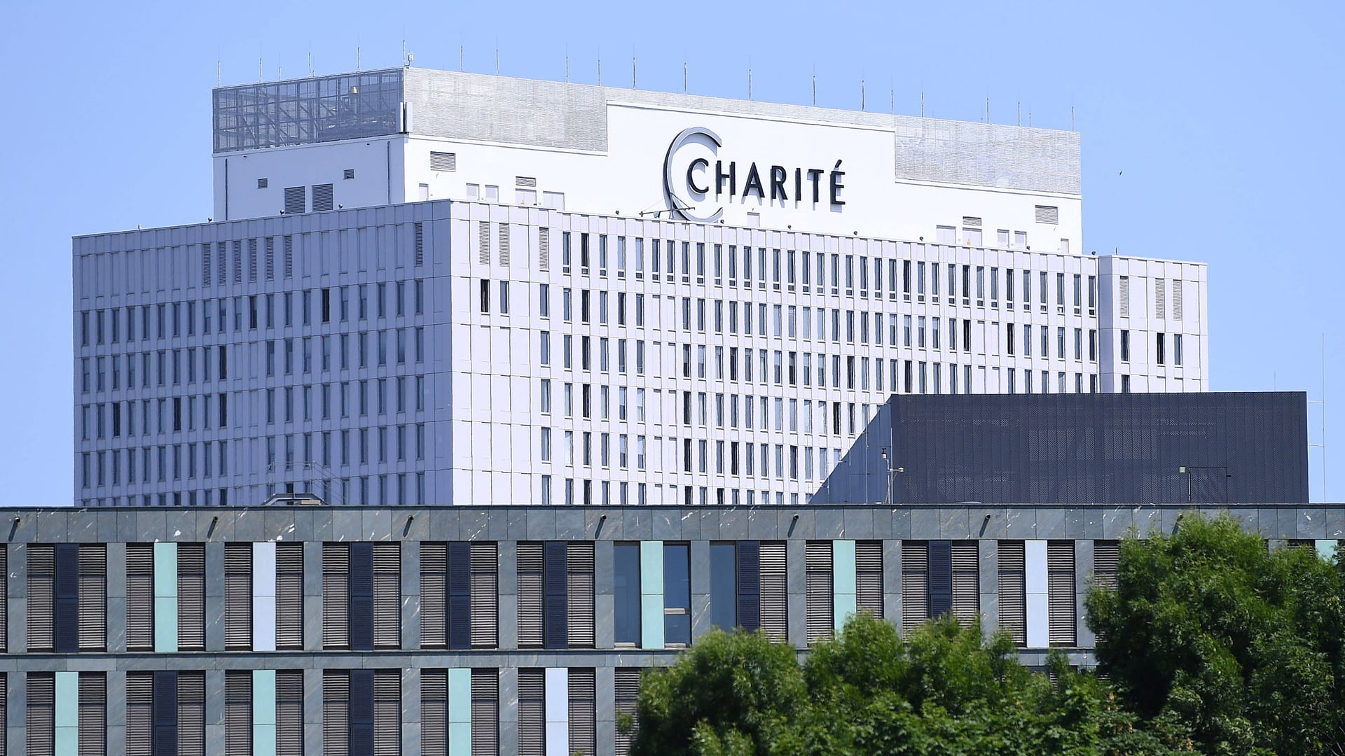 Die Charité in Berlin (Archivbild): Ein Mitarbeiter der Klinik soll Personalakten nicht sorgfältig entsorgt haben. Die Charité in Berlin (Archivbild): Ein Mitarbeiter der Klinik soll Personalakten nicht sorgfältig entsorgt haben.