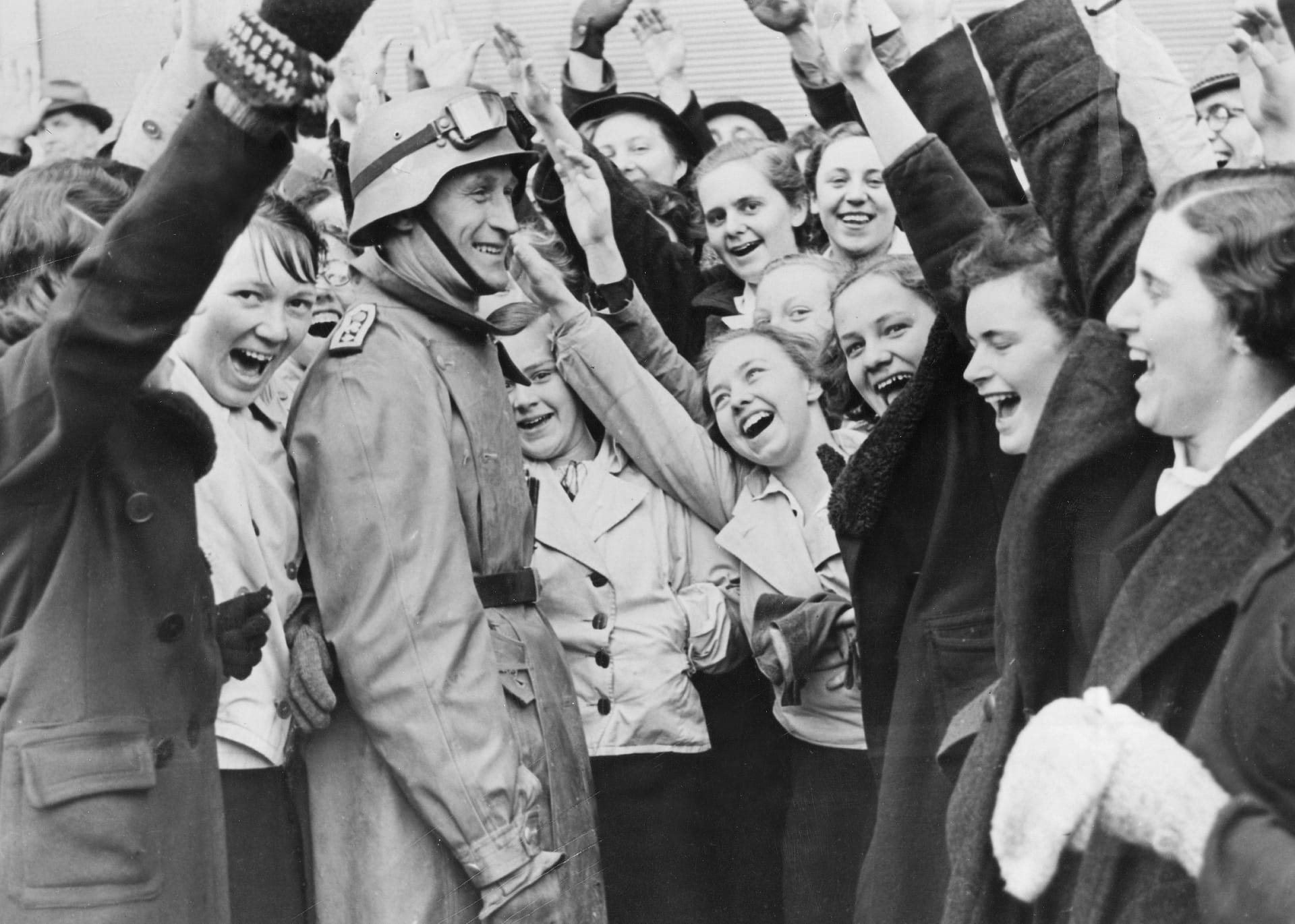 1938: Jubel für die Invasoren 1938: Jubel für die Invasoren