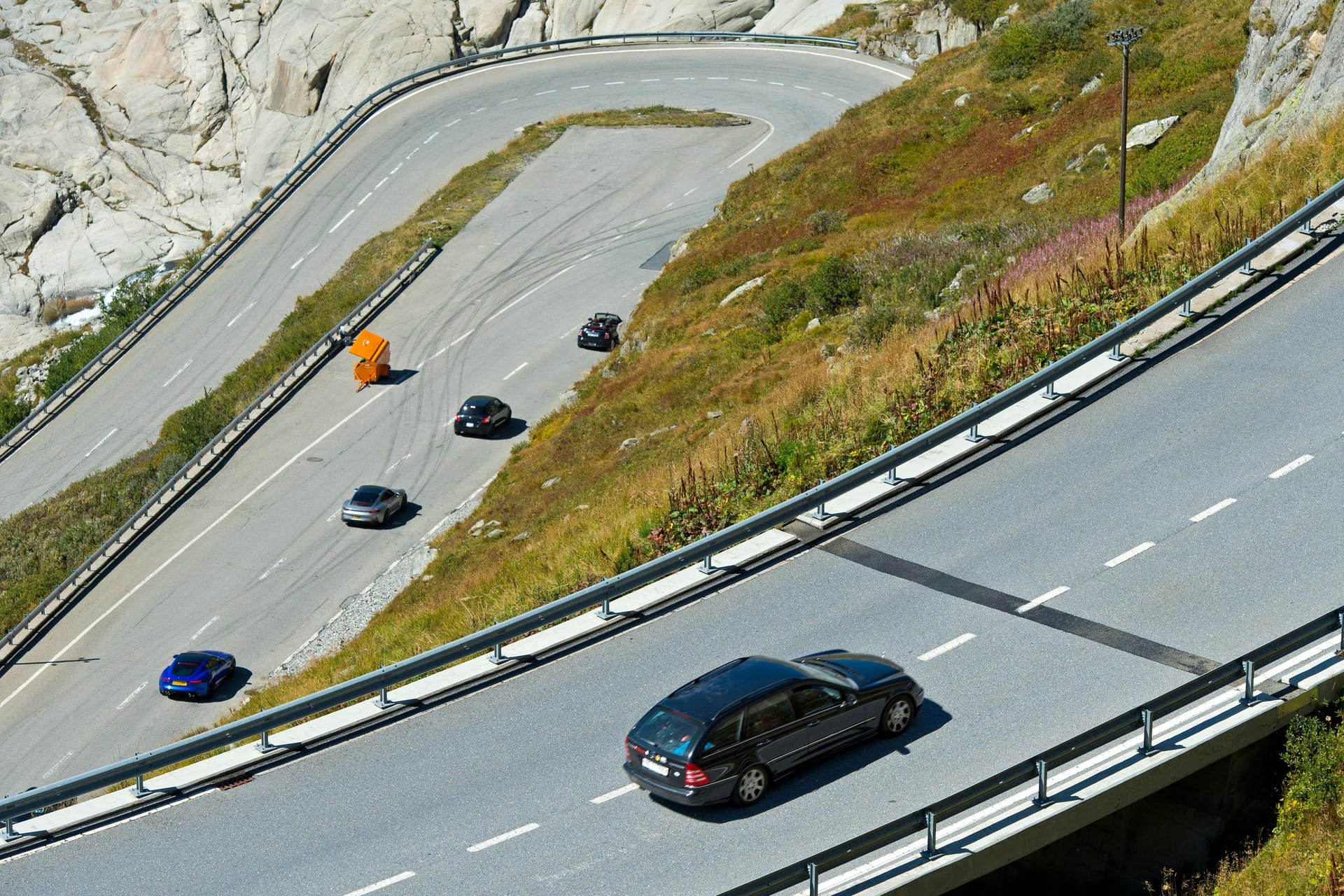 Anfahren am Berg: Jeder Autofahrer hat es irgendwann mal gelernt – und viele haben es auch irgendwann wieder vergessen.