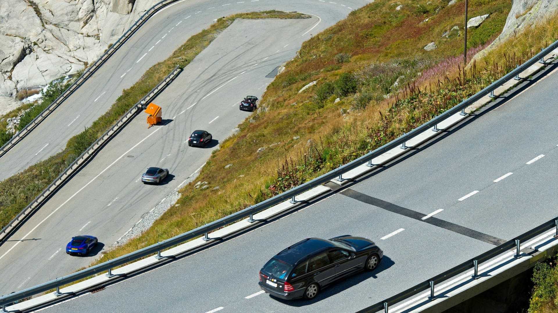 Anfahren am Berg: Jeder Autofahrer hat es irgendwann mal gelernt – und viele haben es auch irgendwann wieder vergessen.