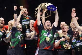 Christian O'Sullivan stemmt den Pokal in die Höhe: Magdeburg ist Champions-League-Sieger im Handball.
