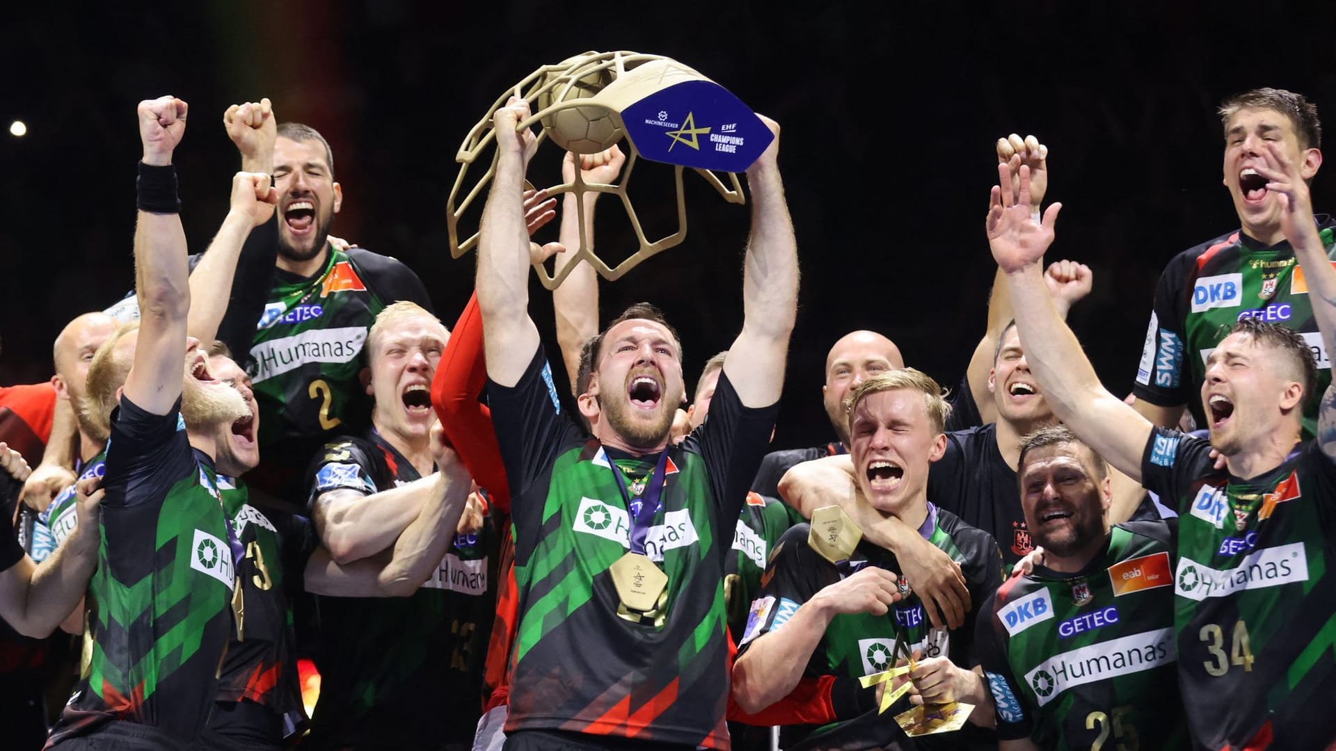 Christian O'Sullivan stemmt den Pokal in die Höhe: Magdeburg ist Champions-League-Sieger im Handball.