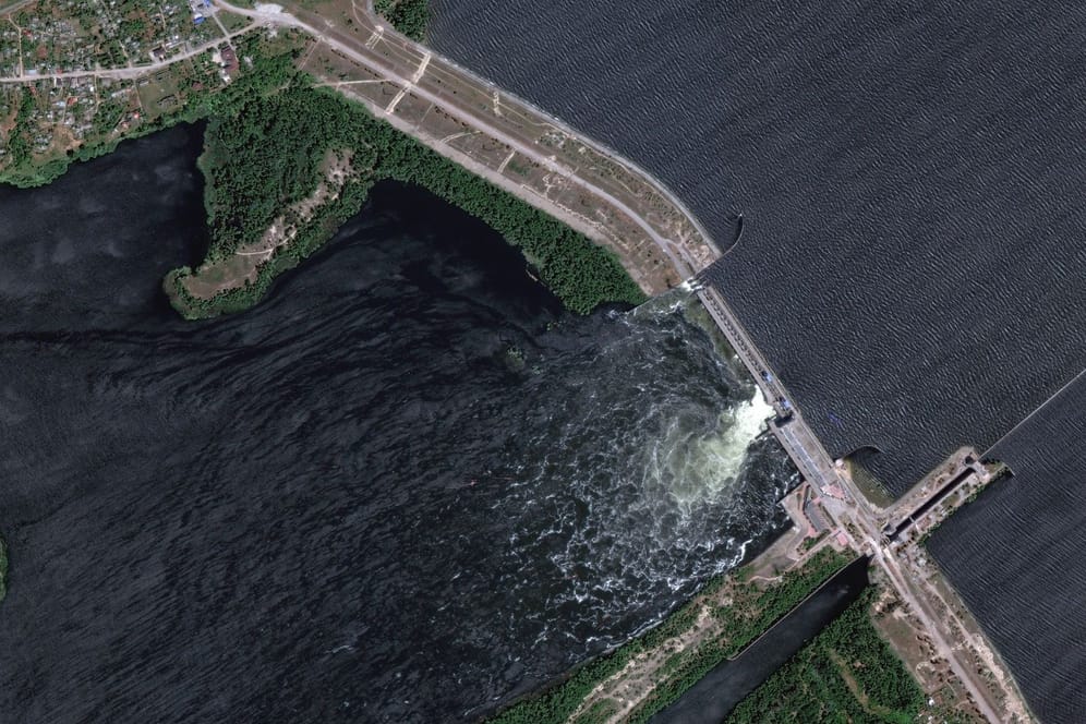 Der zerstörte Kachowka-Staudamm: Die Ukraine und Russland weisen sich gegenseitig die Schuld zu.