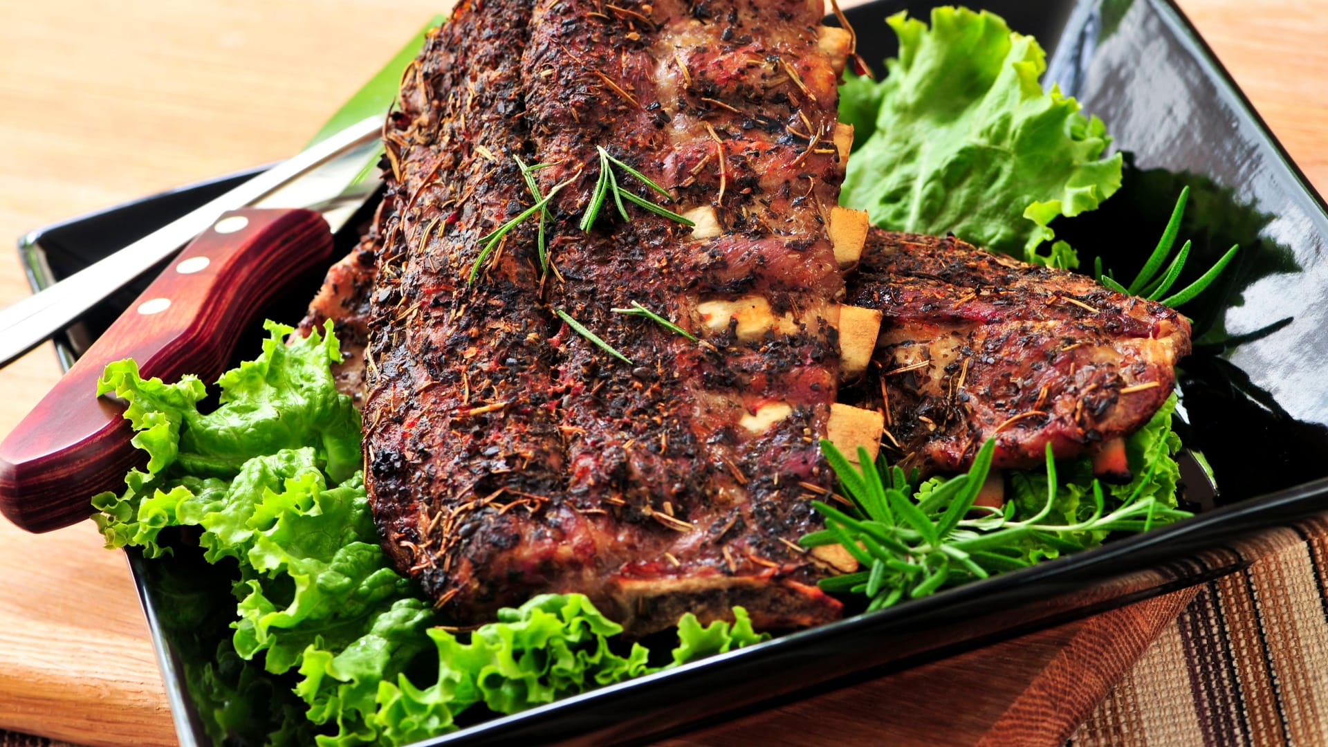 Teller mit Spareribs (Symbolbild): "Rippchen in Honigsoße" gehörte zu den Spezialitäten des Restaurants Steintoreck in Gehrden.