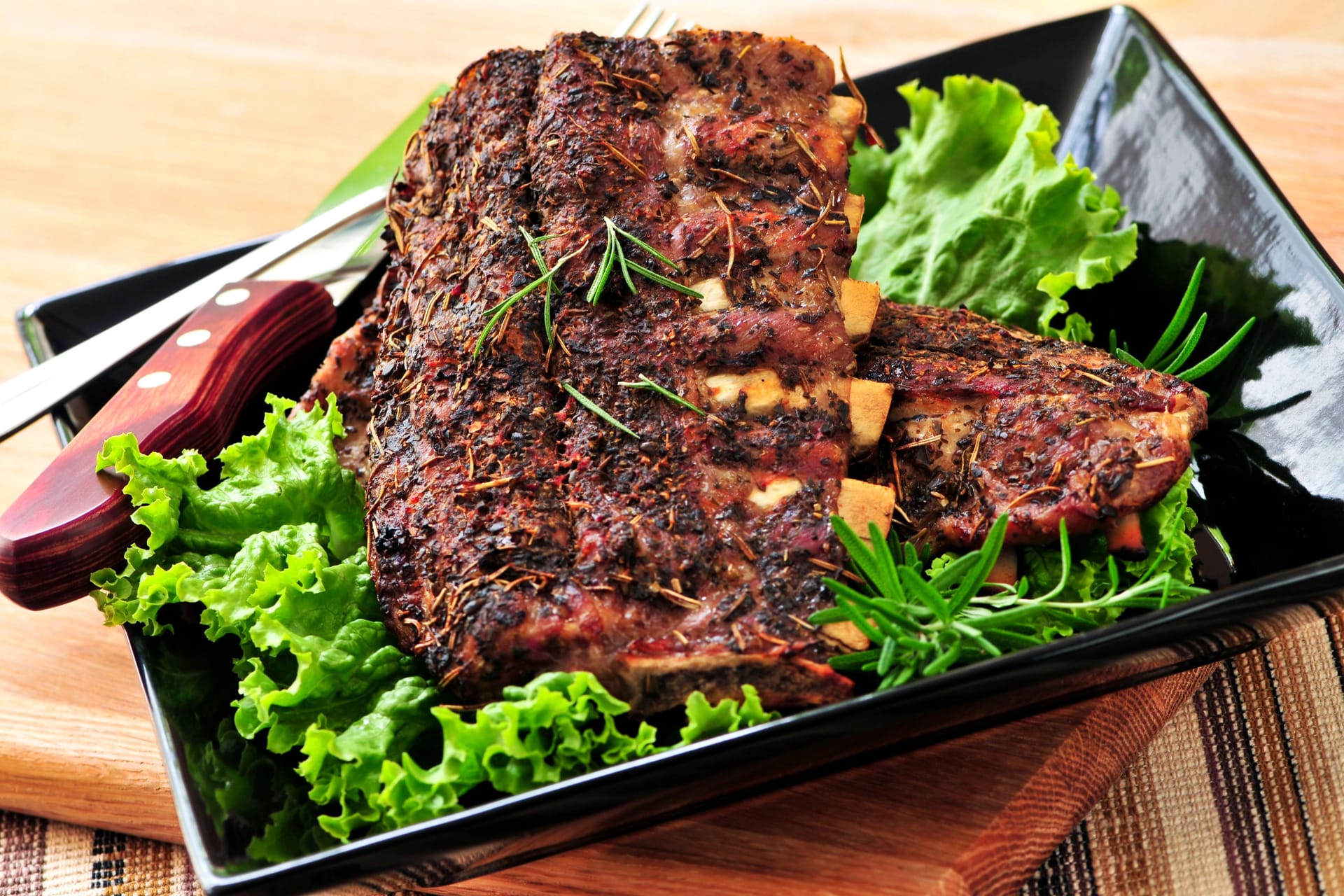 Teller mit Spareribs (Symbolbild): "Rippchen in Honigsoße" gehörte zu den Spezialitäten des Restaurants Steintoreck in Gehrden.