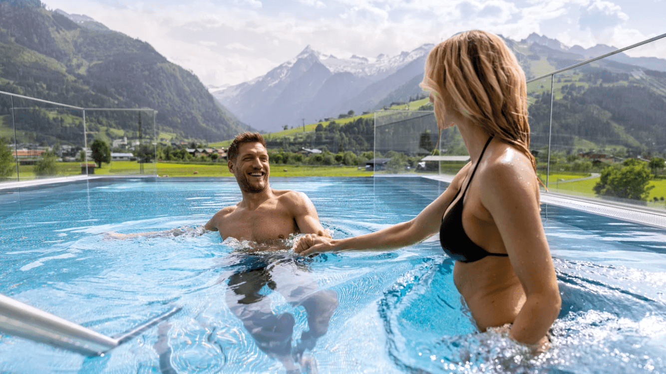 Wellness-Deal: Das Hotel ist mit einem gläsernen Skylinepool ausgestattet.