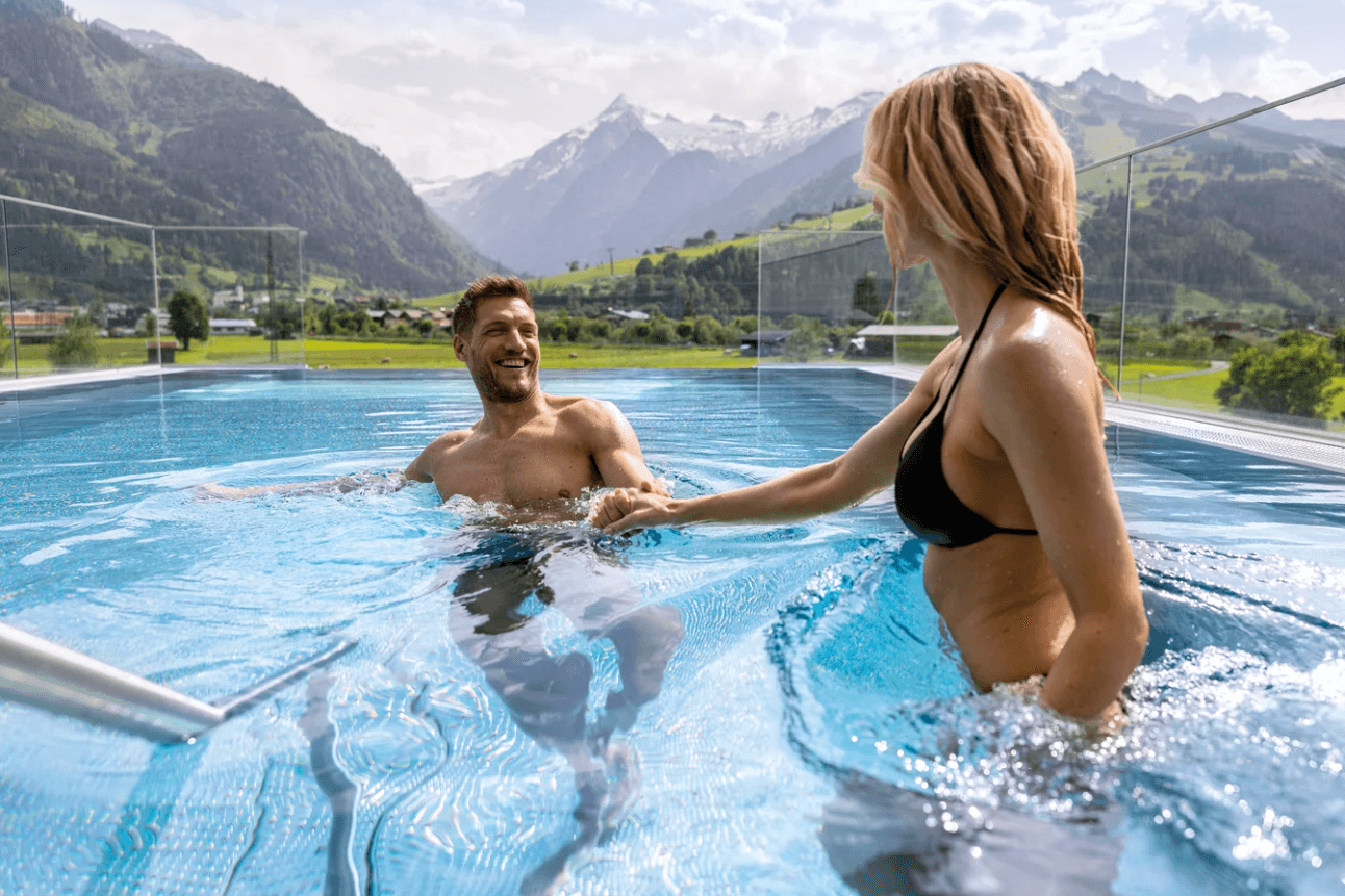 Wellness-Deal: Das Hotel ist mit einem gläsernen Skylinepool ausgestattet.