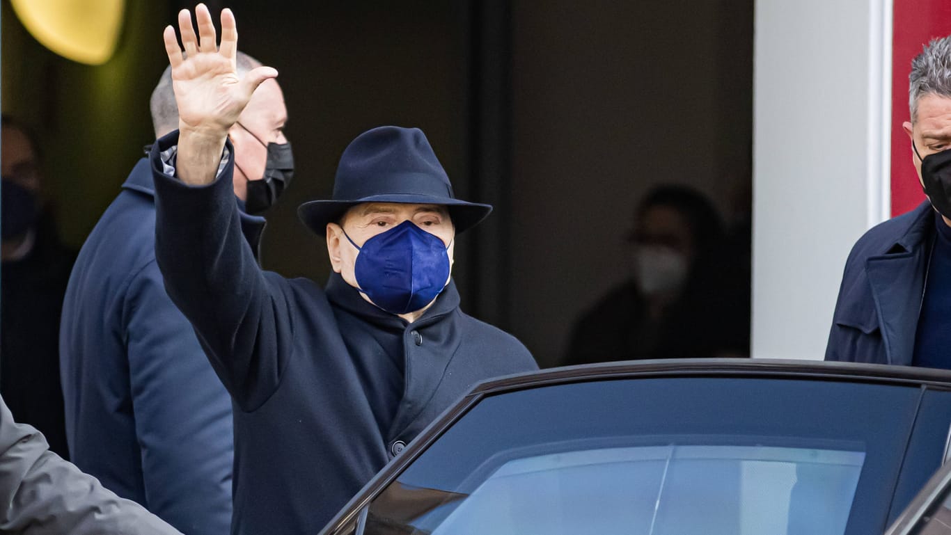 Berlusconi im Januar 2023 beim Verlassen des San Raffaele-Krankenhauses in Mailand nach einer einwöchigen Untersuchung.