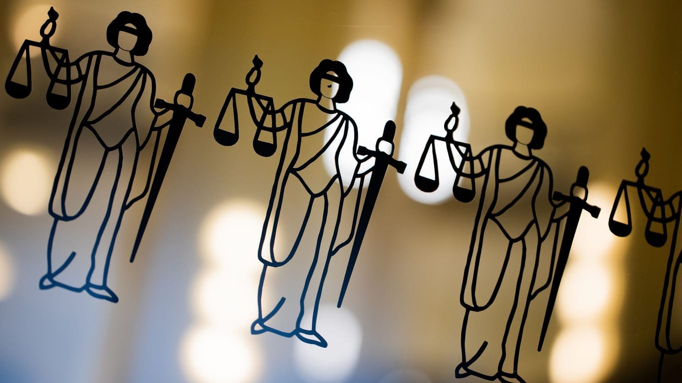 Die Justitia ist an einer Scheibe am Eingang zum Oberlandesgericht zu sehen (Symbolbild): Eine Familie sieht sich nach dem Tod eines vierjährigen Kindes schweren Vorwürfen ausgesetzt.