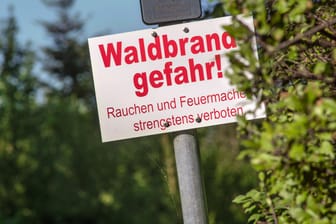 Ein Warnhinweis bei Putzbrunn unweit von München (Archivbild): Die Waldbrandgefahr steigt in Bayern weiter.