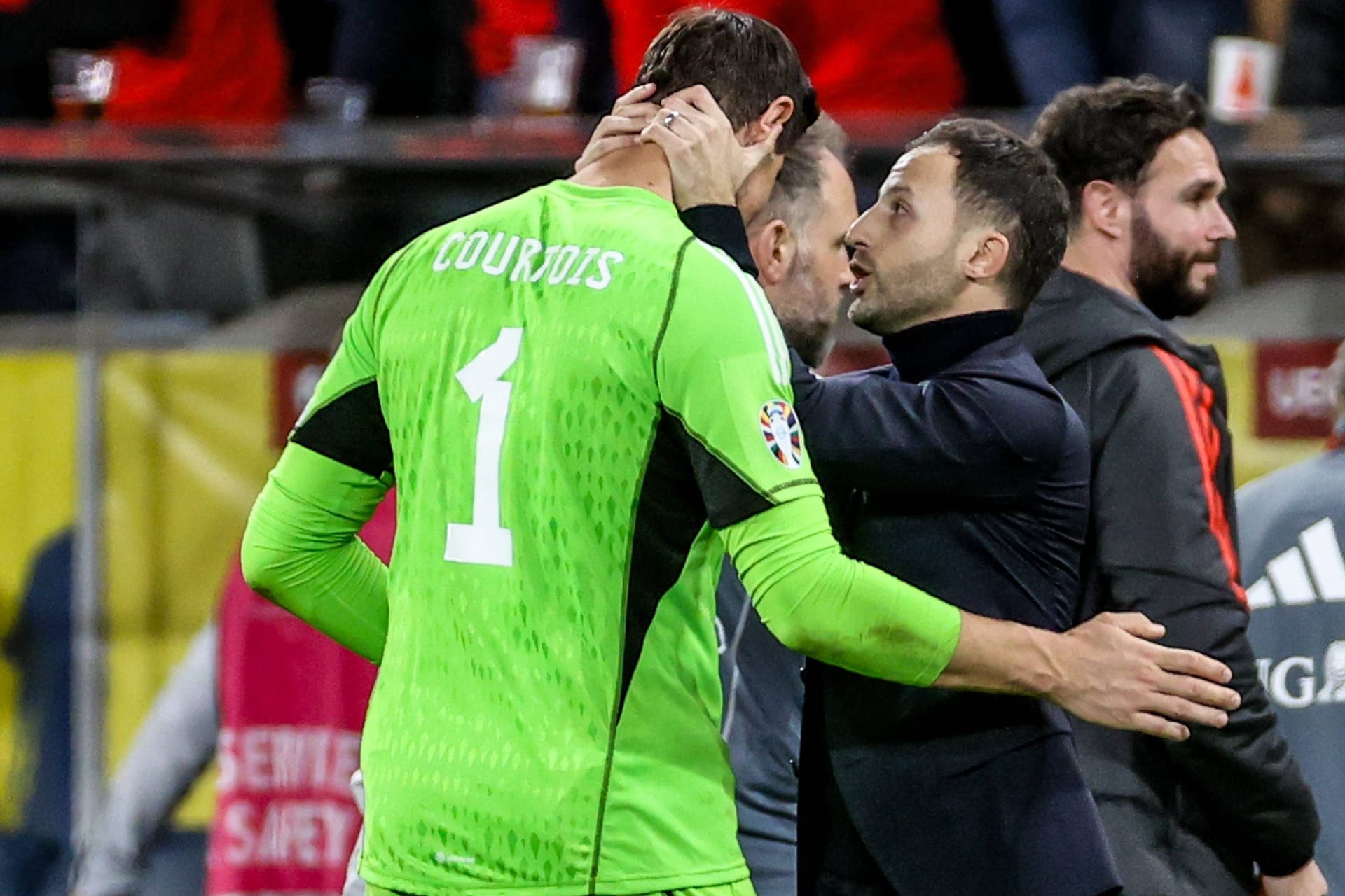 Domenico Tedesco (r.) neben Thibaut Courtois: Der belgische Nationaltrainer muss vorerst auf seinen Torwart verzichten.