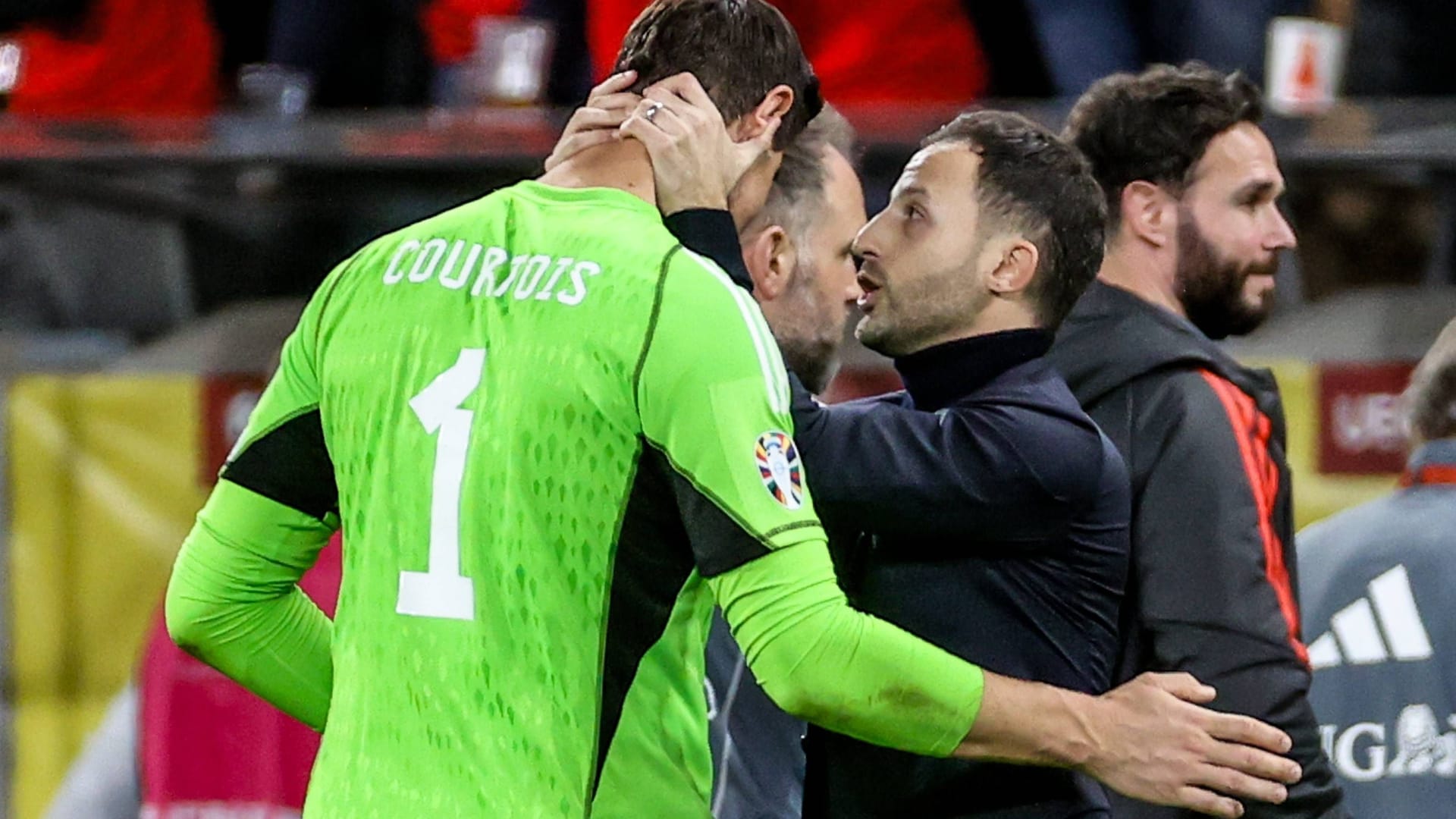 Domenico Tedesco (r.) neben Thibaut Courtois: Der belgische Nationaltrainer muss vorerst auf seinen Torwart verzichten.