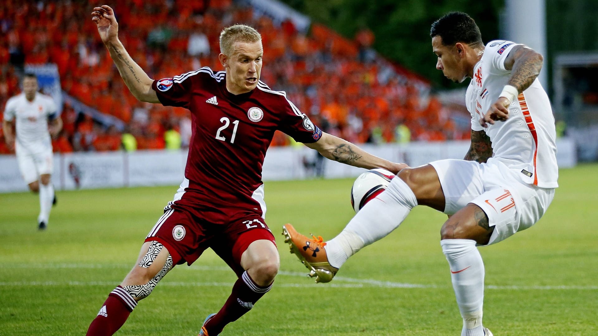 Gints Freimanis (l.) und Memphis Depay: Freimanis spielte für Lettland. Gints Freimanis (l.) und Memphis Depay: Freimanis spielte für Lettland.