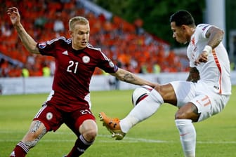 Gints Freimanis (l.) und Memphis Depay: Freimanis spielte fΓΌr Lettland. Gints Freimanis (l.) und Memphis Depay: Freimanis spielte fΓΌr Lettland.