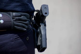 Ein Polizist mit einer Waffe (Symbolbild): Der Hintergründe und der Ablauf der Tat sind noch unklar.