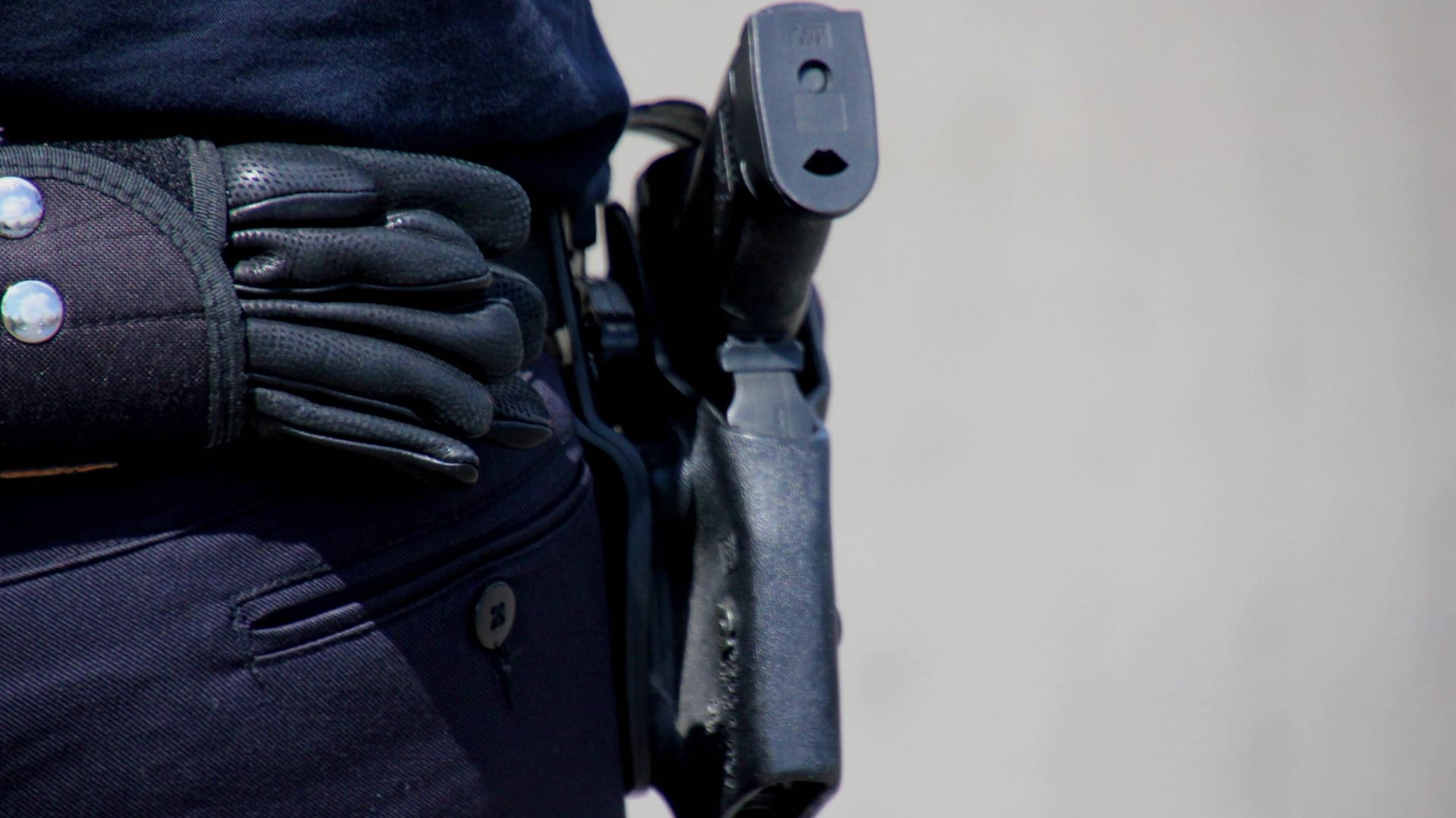 Ein Polizist mit einer Waffe (Symbolbild): Der Hintergründe und der Ablauf der Tat sind noch unklar. Ein Polizist mit einer Waffe (Symbolbild): Der Hintergründe und der Ablauf der Tat sind noch unklar.