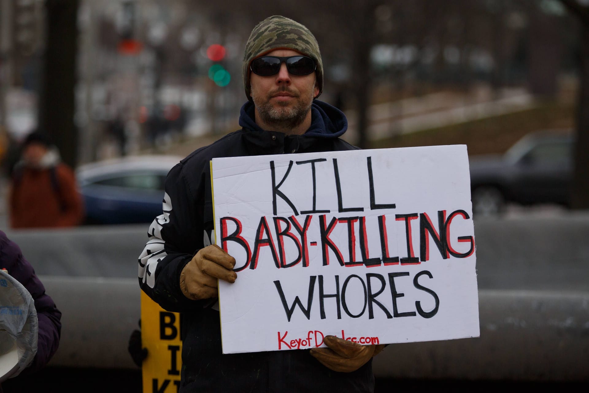 Ein Abtreibungsgegner ruft zum Mord an Frauen auf, die eine Abtreibung vornehmen: Die Situation in den USA spitzt sich zu.