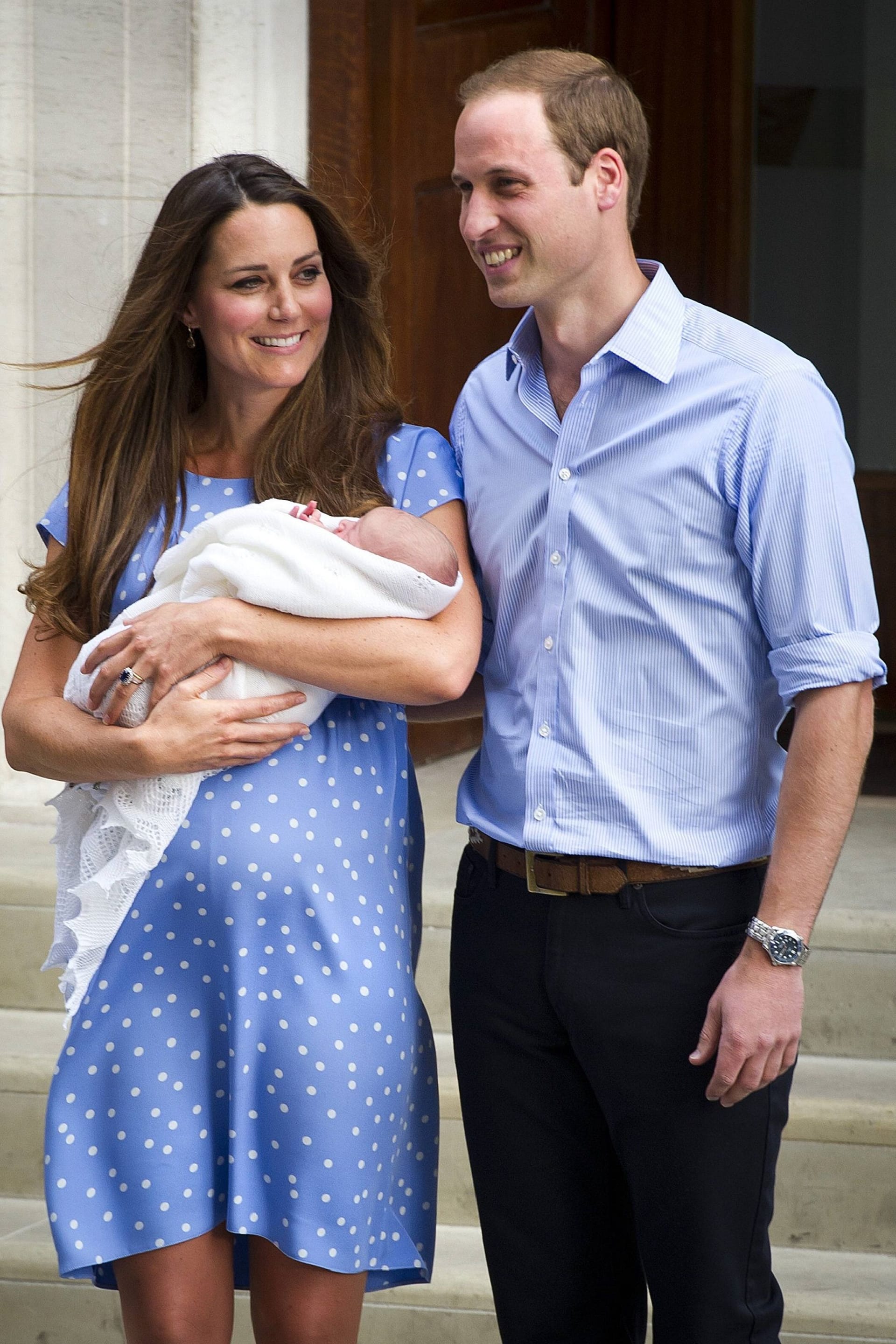 22. Juli 2013: Ihr erstes Kind Prinz George wird geboren. Einen Tag später präsentieren Kate und William ihren ersten Sohn der Öffentlichkeit.