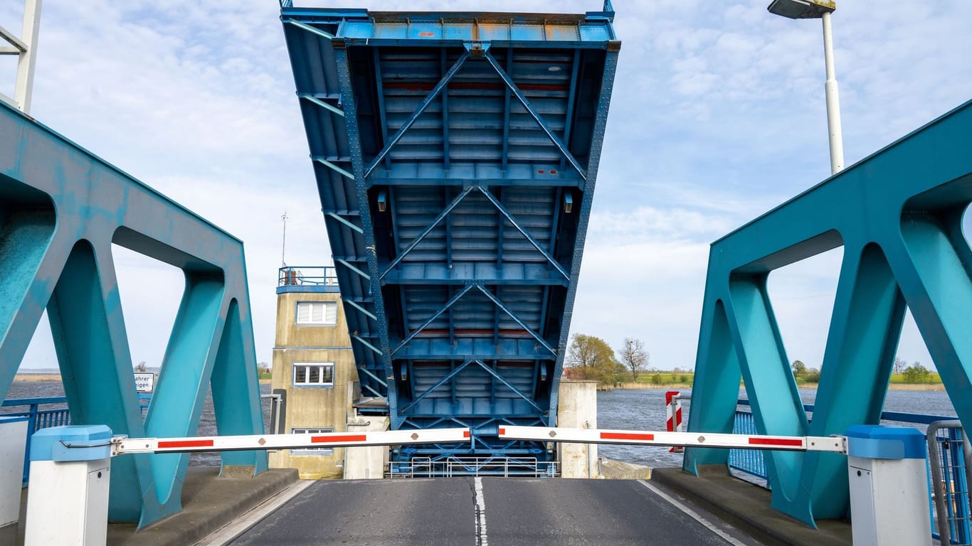 Zecheriner Brücke verbindet das Festland mit der Insel Usedom (Archivbild): Als Anfahrt gibt es nun auch die Tunnel-Alternative.