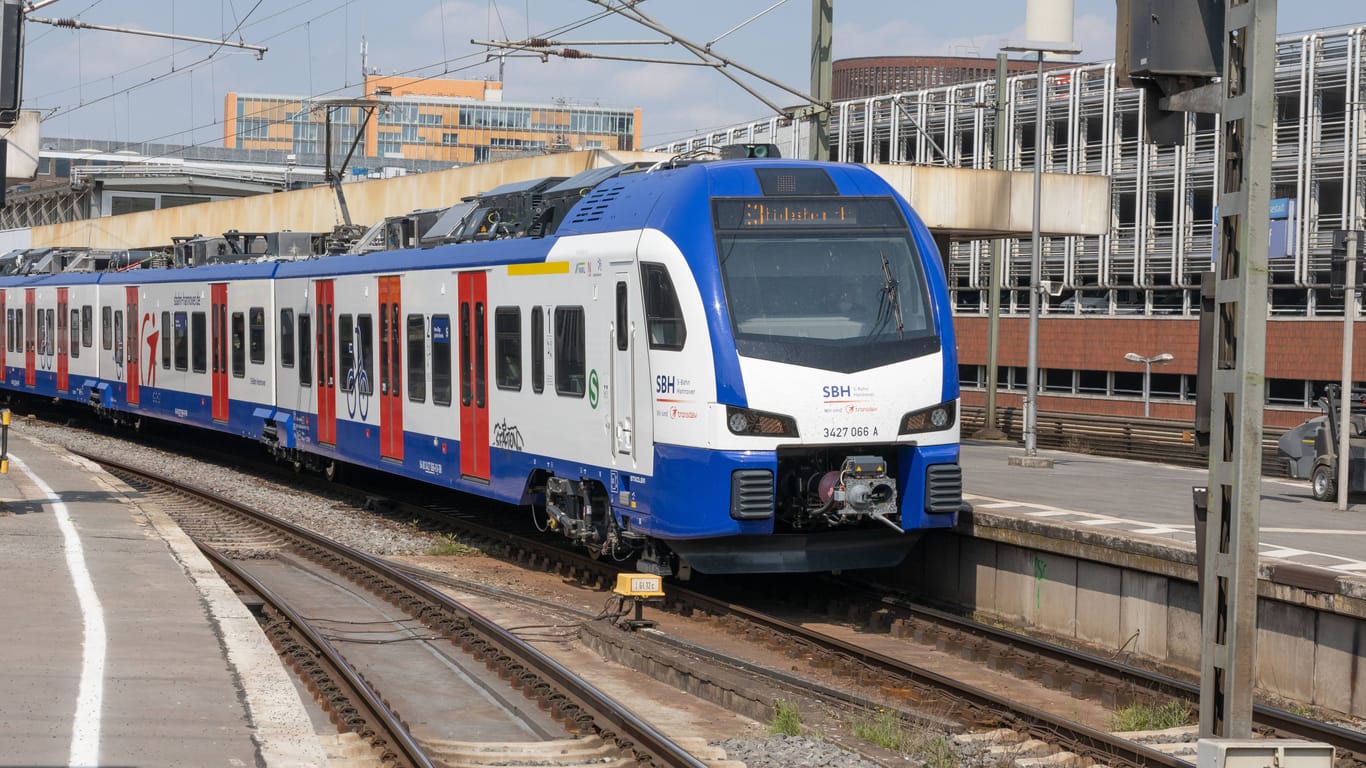 Die S-Bahn Hannover wird von der Transdev betrieben: Fast zwei Monate lang drohen Ausfälle bei den Fahrten der S-Bahnen.
