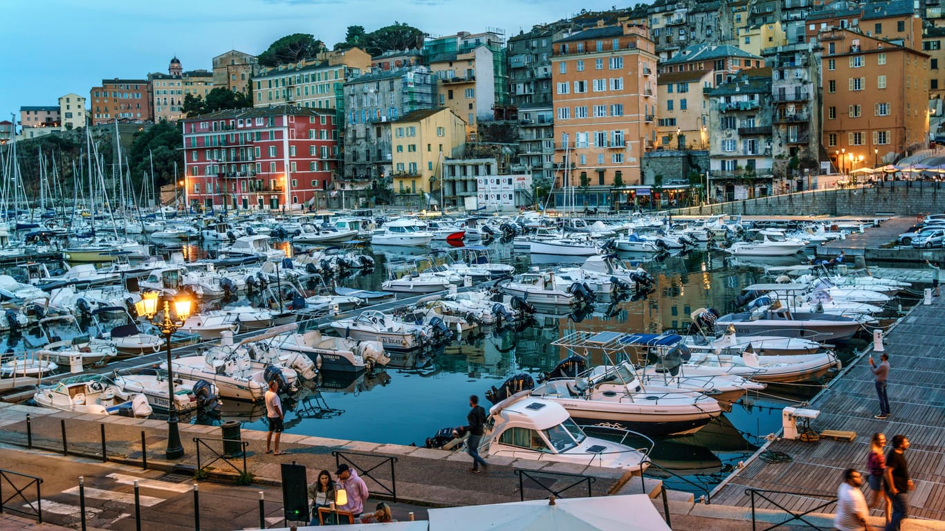Hafen von Bastia: Hier ist es ähnlich schön wie in der Karibik, aber deutlich günstiger.