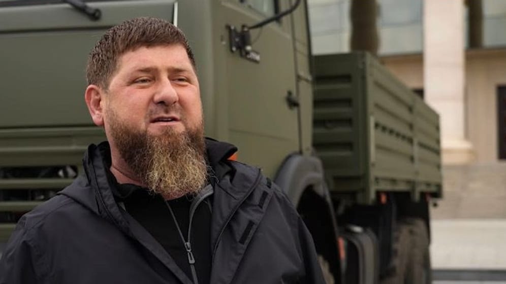 Kadyrow vor gepanzerten Fahrzeugen: Die gepanzerten Fahrzeuge stammen offenbar aus China.