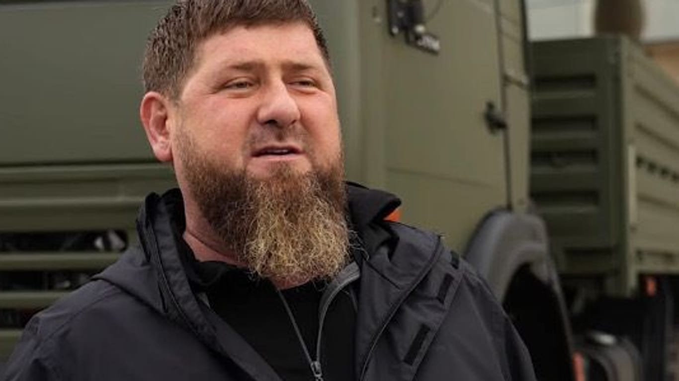 Ramsan Kadyrow vor Militärfahrzeugen (Archivbild): Auch er beschwerte sich über Schoigu.