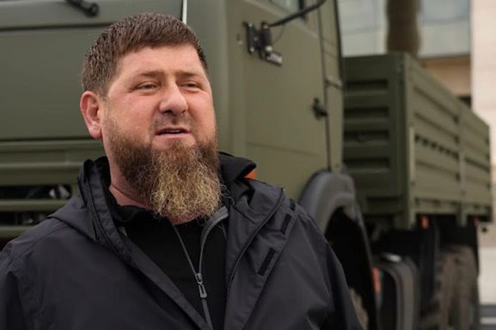 Kadyrow vor gepanzerten Fahrzeugen: Die gepanzerten Fahrzeuge stammen offenbar aus China.