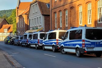 Einsatzfahrzeuge in Coppenbrügge: Mehrere Mietshäuser wurden inspiziert.