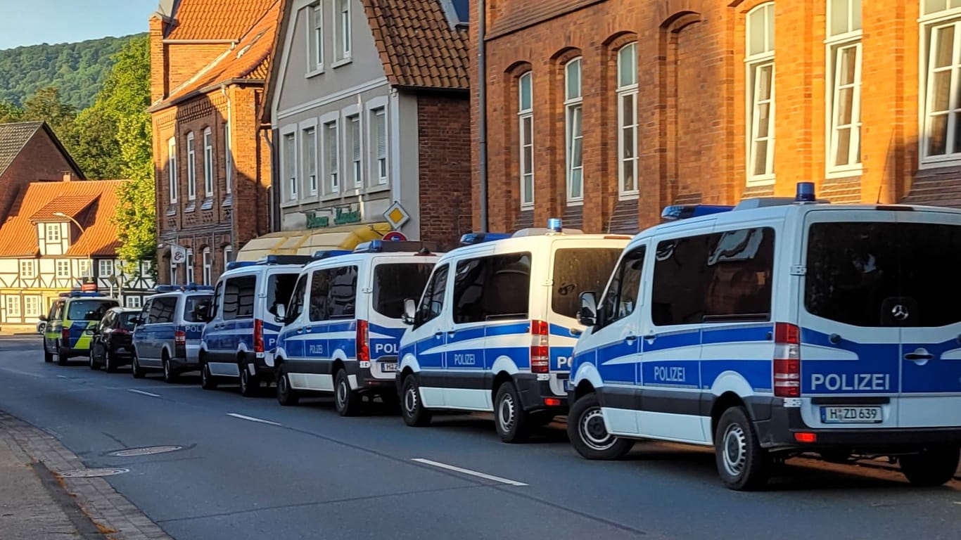 Einsatzfahrzeuge in Coppenbrügge: Mehrere Mietshäuser wurden inspiziert.