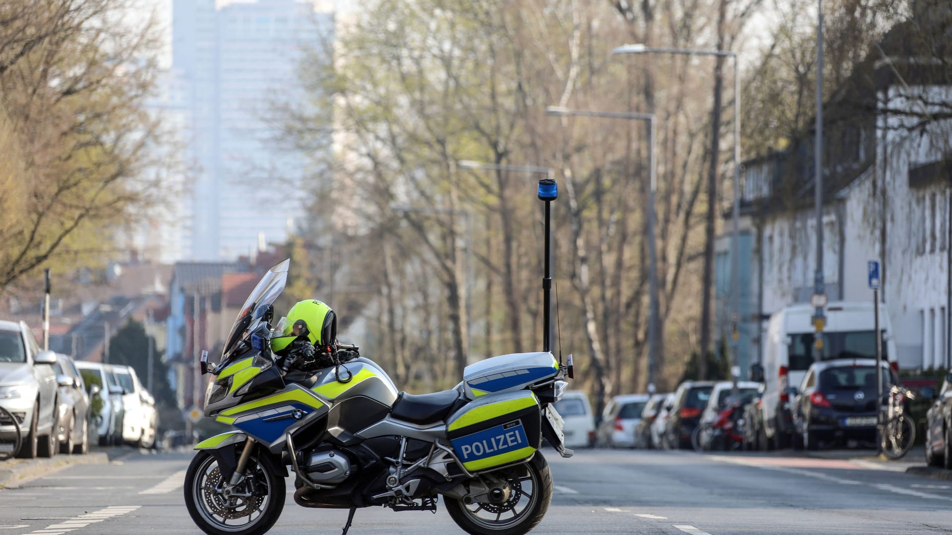 Ein Polizeimotorrad versperrt die Straße (Symbolbild): Nach dem Fund eines schwer verletzten Kölners in Nippe hat die Polizei neue Erkenntnisse.