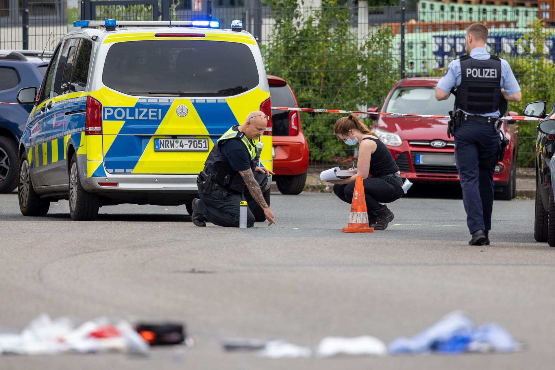 Einsatzkräfte sichern Spuren: Bei einer Fahrzeugkontrolle war der Polizist angefahren und lebensgefährlich verletzt worden.